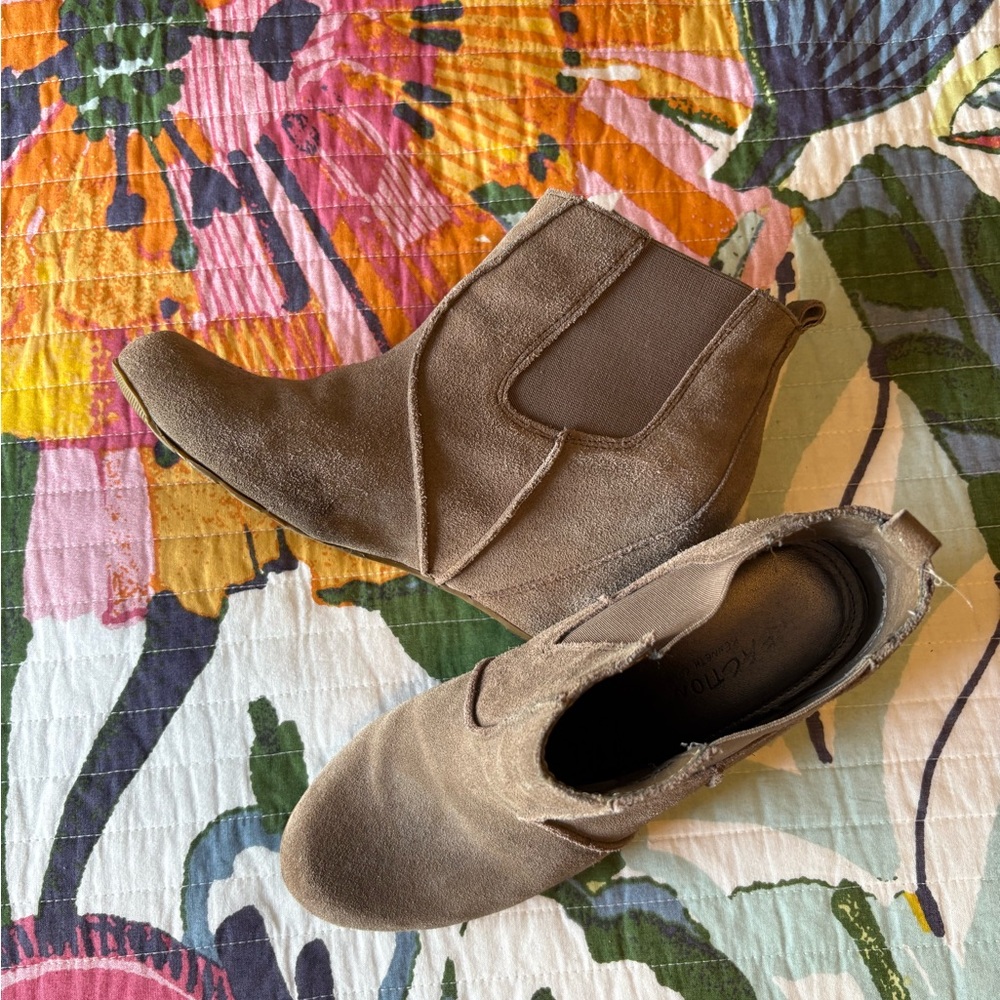 Reaction Kenneth Cole Taupe Suede Ankle Booties